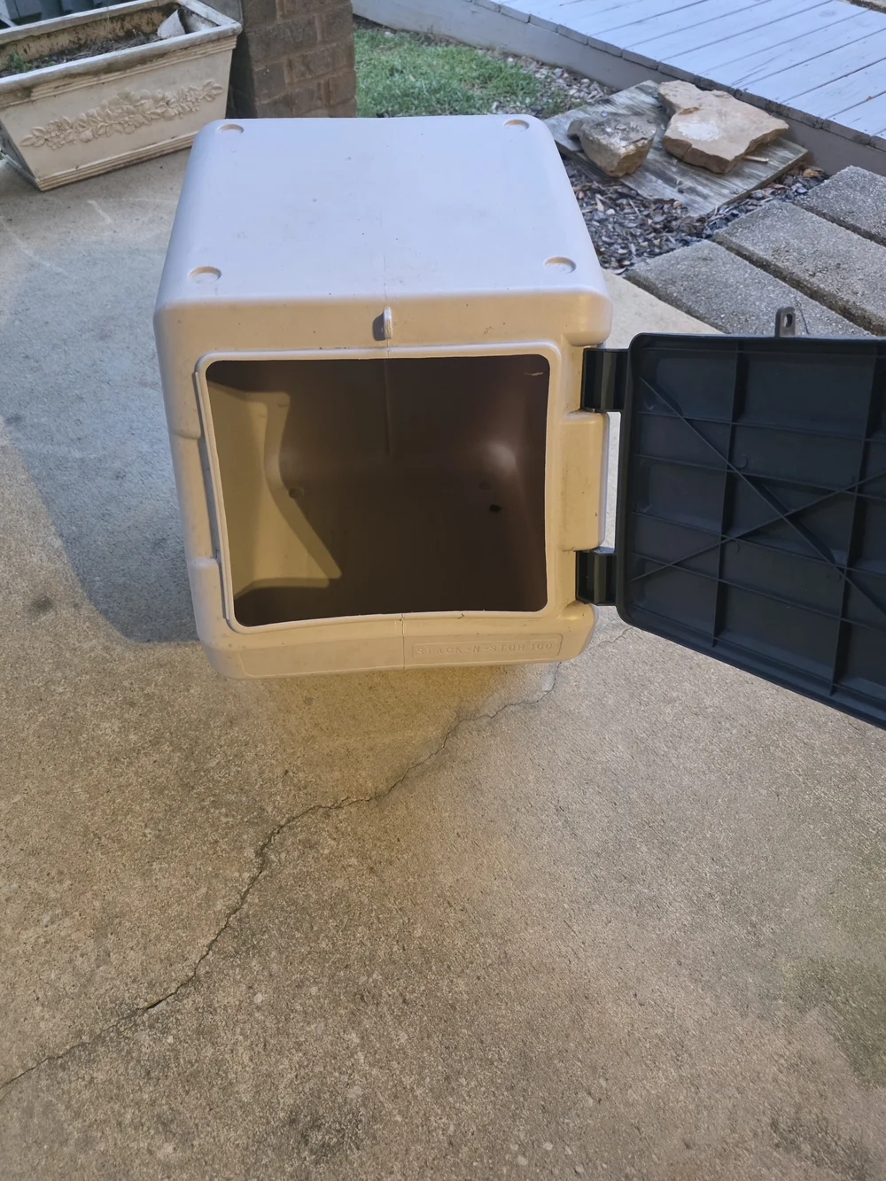 100 Outdoor Storage Bin in Beige and Gray